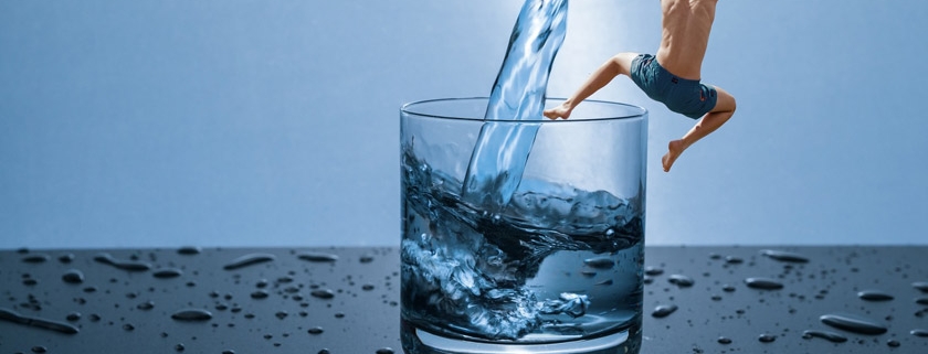 فواید و مضرات نوشیدن آب زیاد خوردن