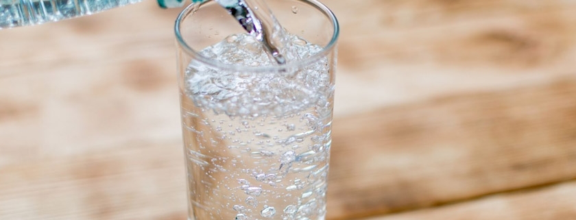 آب گازدار چیست : مضرات آب گازدار، فواید و کالری آب گازدار